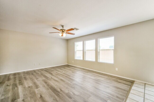 Foto del edificio - 2236 E Spruce Dr