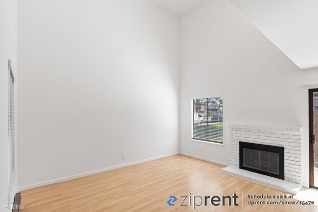 Building Photo - 3 br, 1.5 bath Townhome - 2406 south park ...