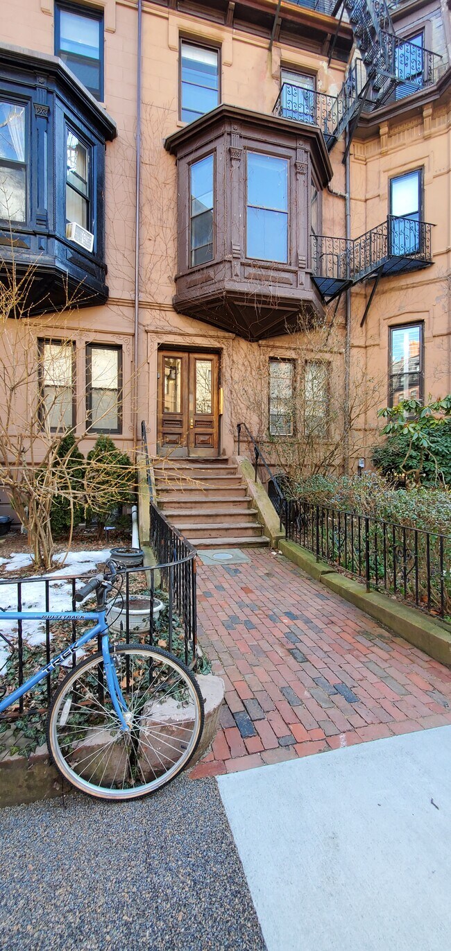 Building Photo - 325 Beacon St