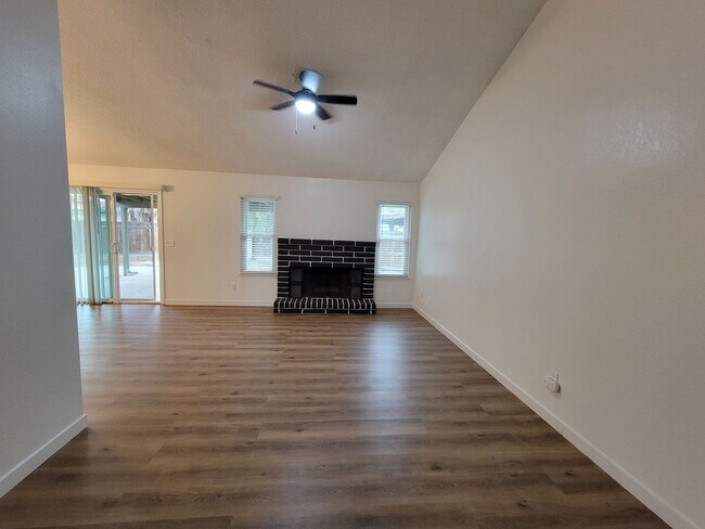 Building Photo - 2820 E Vine Ave