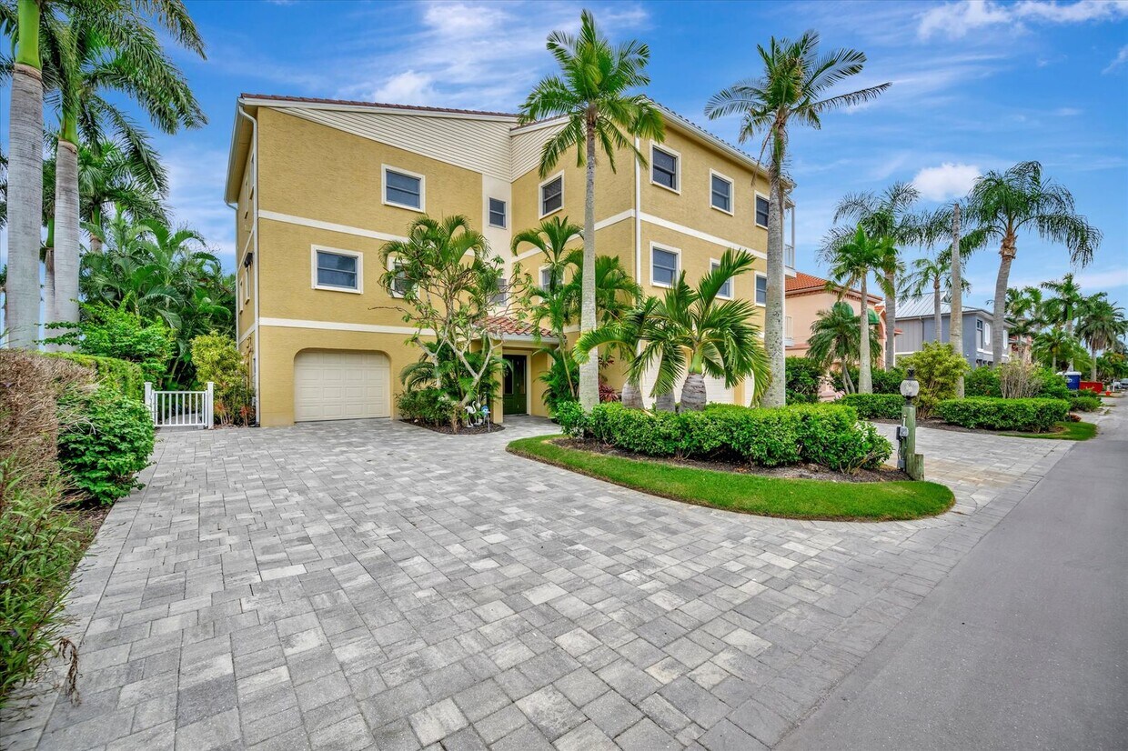 Primary Photo - Stunning Annual Rental: Luxury Coastal Liv...