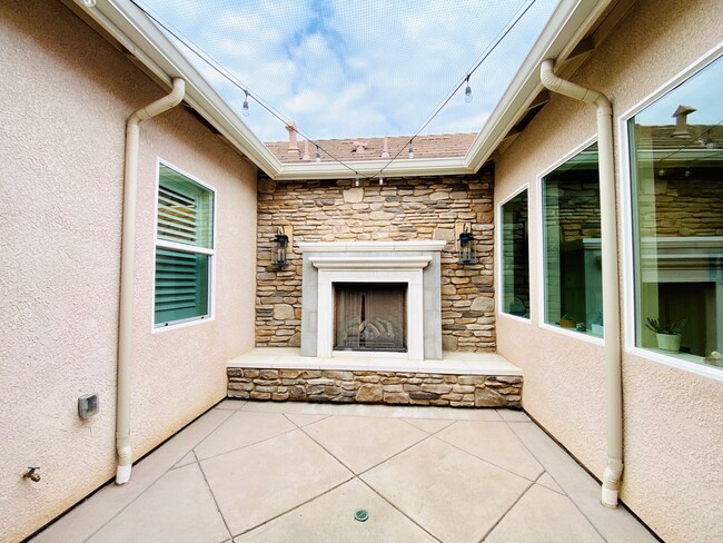 Foto del edificio - $2,695 Leonard & Ashlan, Gorgeous Custom 3...