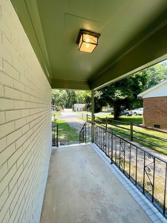 Foto del edificio - Charming Brick Ranch in Downtown Matthews ...