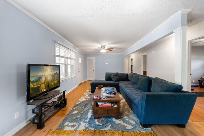 Foto del edificio - Cozy 3Bed/2Bath with plenty of natural light located in Durham! Enormous backyard is a must see!!