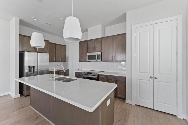 Foto del edificio - 5914 Haring Ln