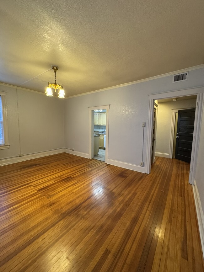 Building Photo - Spacious Top Floor Corner Unit One Bedroom...