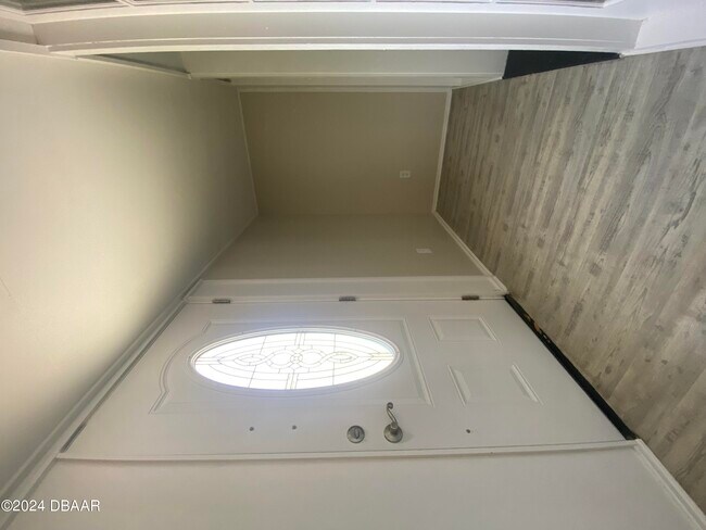 Building Photo - 28 Rivershore Dr