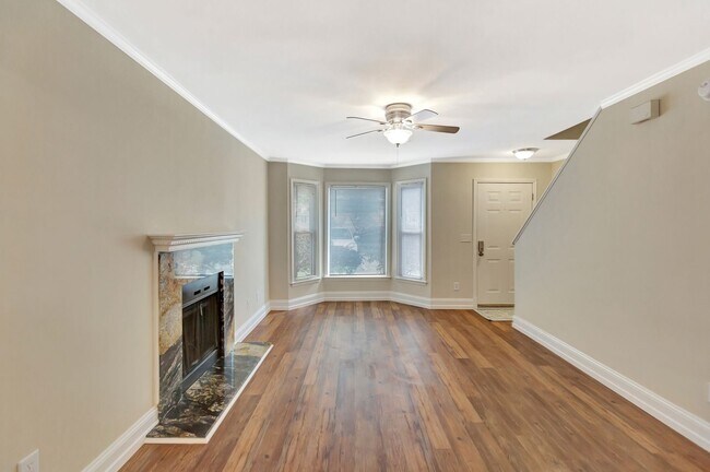 Foto del edificio - Charming 2BR End Unit Townhome in Prime Lo...