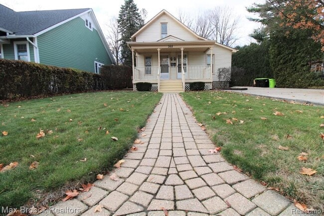 Building Photo - 368 S Wing St