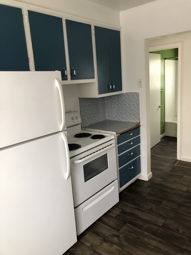Kitchen - 1591 S Park St