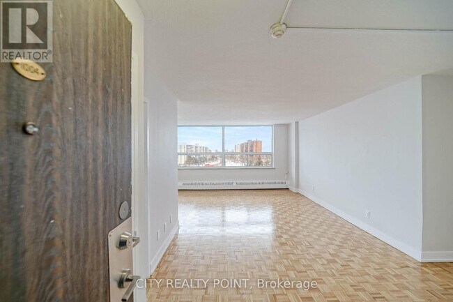 Photo du bâtiment - 6200 Bathurst St
