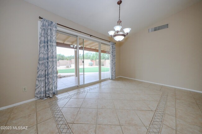Building Photo - 5091 N Hillcrest Dr