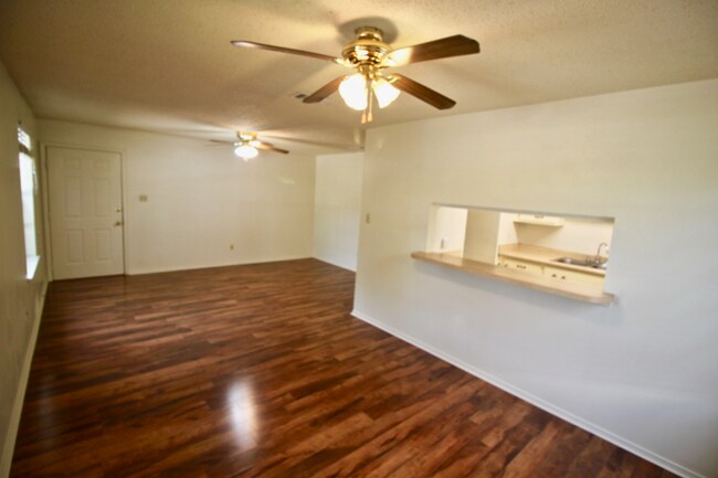 Foto del edificio - 90 Lake Village Blvd