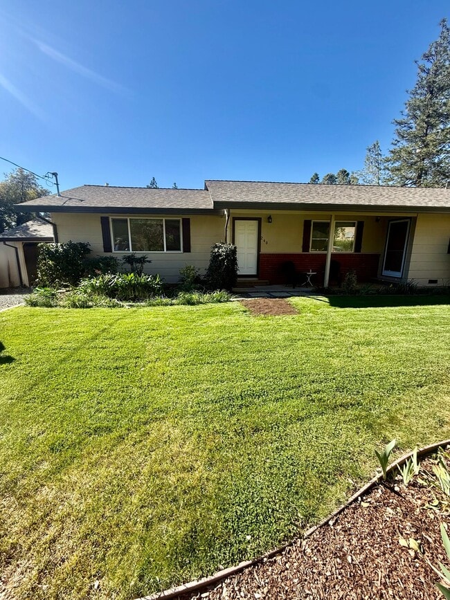 Building Photo - 240 Scholtz Ave