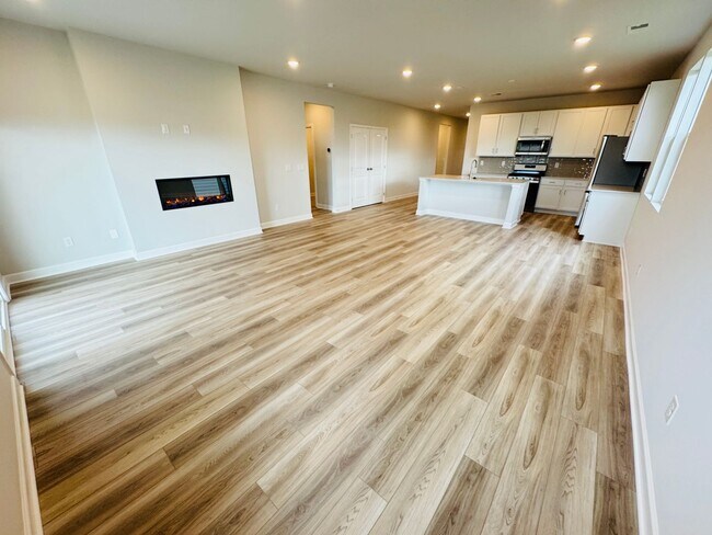 Foto del edificio - FOR LEASE - 1 YEAR OLD BUILD, 4 bed, 3 bath, 2012 sqft in Lebanon