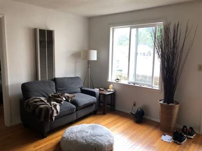Interior Photo - 913 W Church St