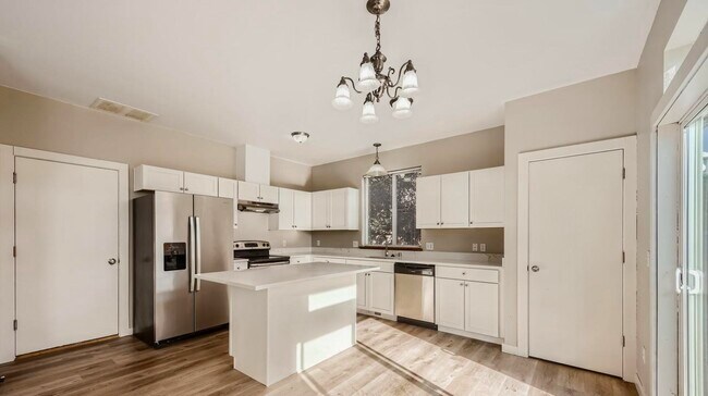 Foto del edificio - Available Now!