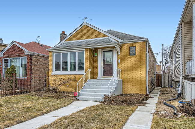 Building Photo - 6112 S Kilbourn Ave