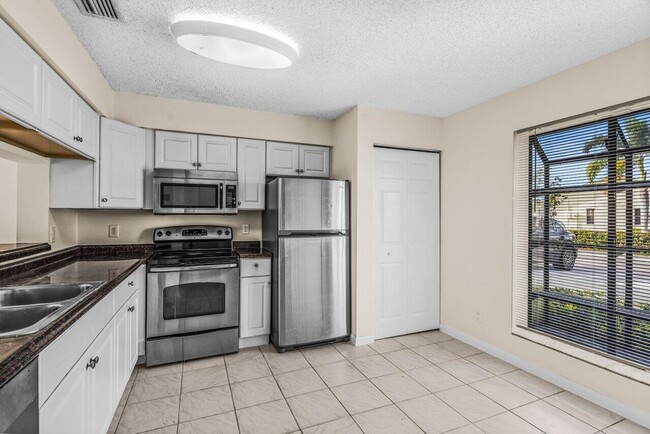 Building Photo - 9112 SW 21st Ct