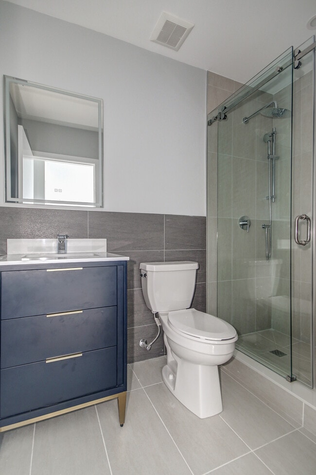 Building Photo - 453 Dundas St W