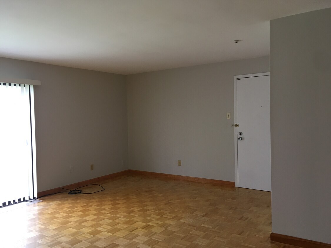 Foto principal - 6 Village Green Ln