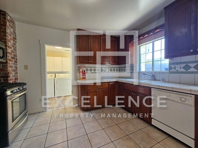 Foto del edificio - 4/2 House With Fireplace, Pets, Real Hardw...