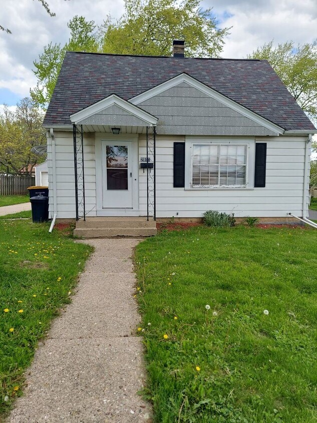 Primary Photo - Beautiful Spacious Upgraded 2 Bedroom + De...