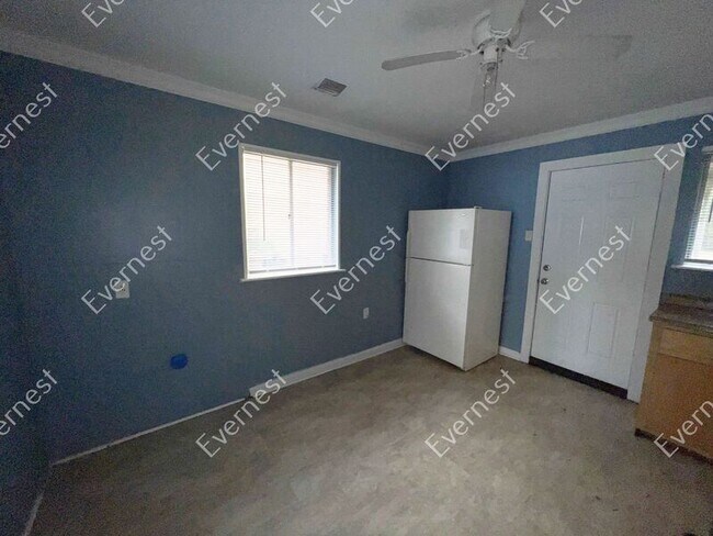 Building Photo - 305 W 50th St