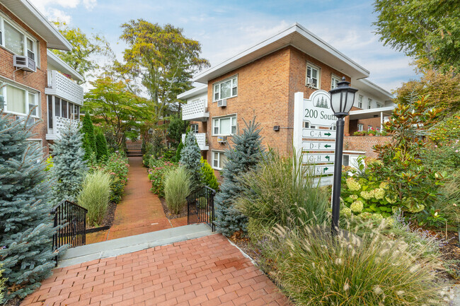 Foto del edificio - 200 S Middle Neck Rd