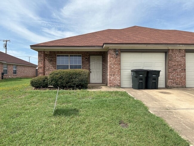 Building Photo - 2104 Schorn Dr
