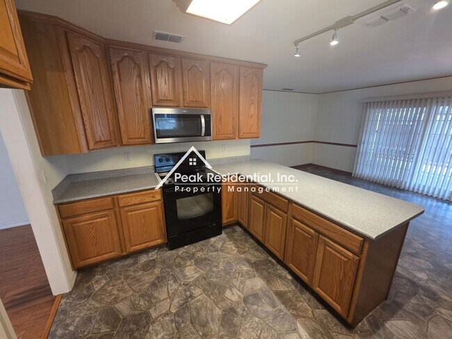 Foto del edificio - Spacious 4bd/2ba Sacramento Home with 2 Ca...