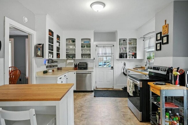 Building Photo - 14 Maple St