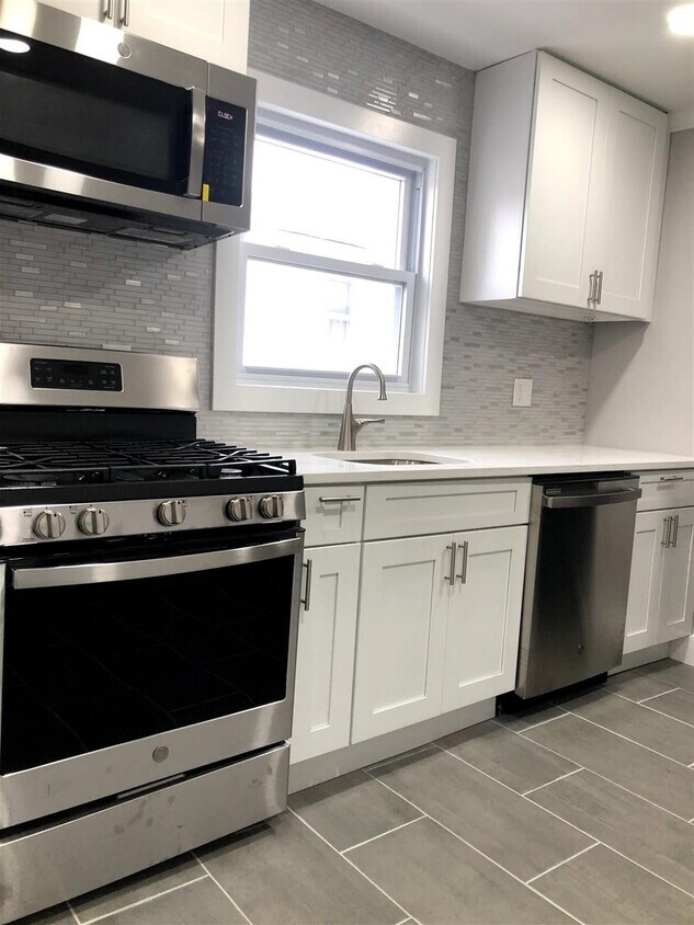 Foto principal - 31 E 2nd St