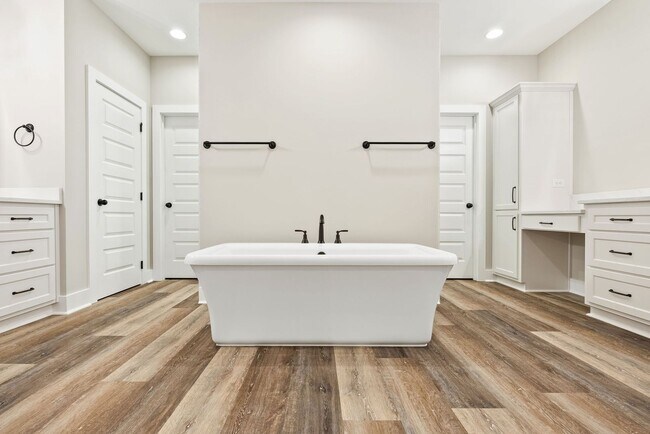 Foto del edificio - Spacious 4Br 235 Ba  open concept home with Private 2 Car garage