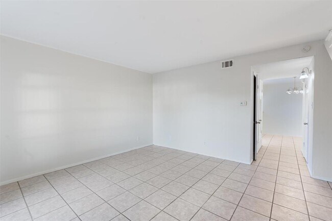 Building Photo - 5800 Belmoor Dr