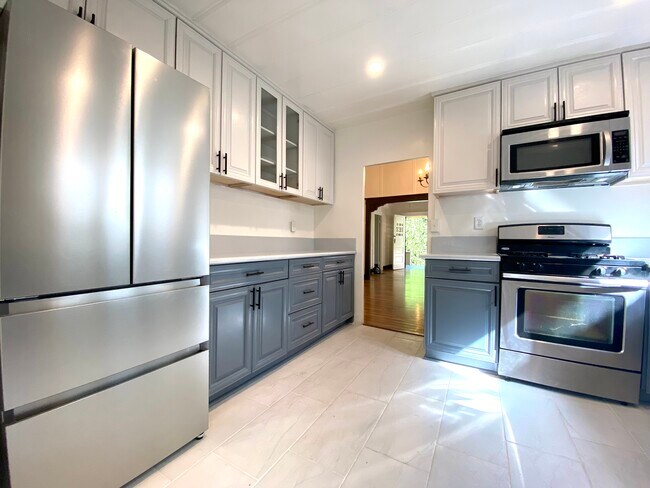 Building Photo - 10603 Palms Blvd