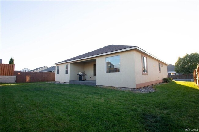 Foto del edificio - Beautiful 3 bed 2 bath stucco home in a newer area of homes. Just down the street from Park Orcha...