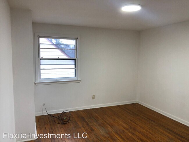 Building Photo - 3 br, 1 bath House - 735 Babbitt
