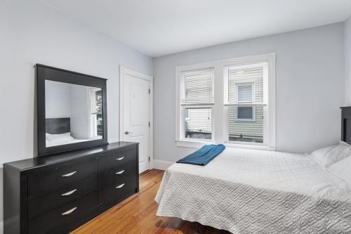 Building Photo - 7 bedroom in Waltham MA