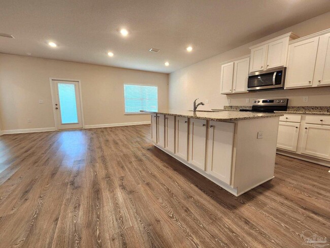 Foto del edificio - 7890 Burnside Lp