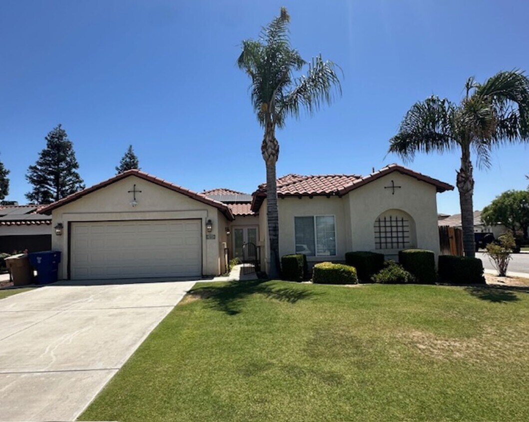 Foto principal - Single Family home in West Bakersfield
