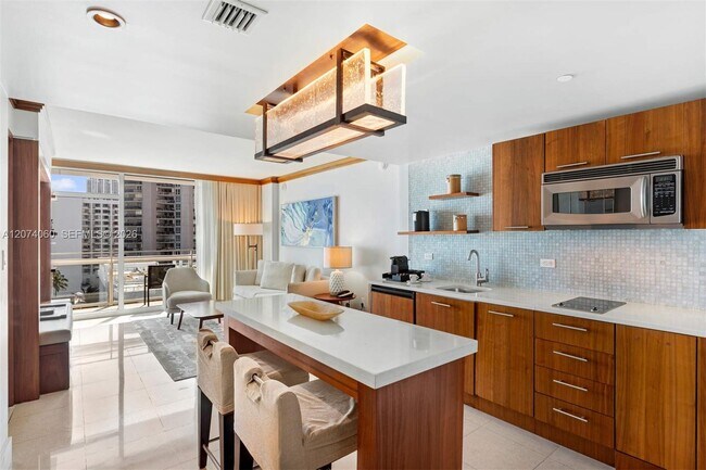 Foto del edificio - 6801 Collins Ave