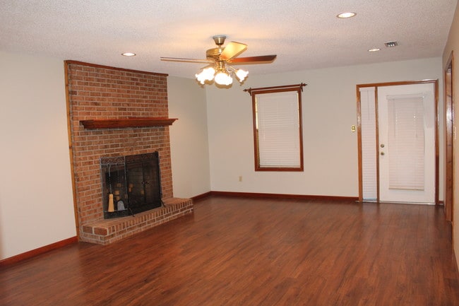 Building Photo - 2615 Banks Cir