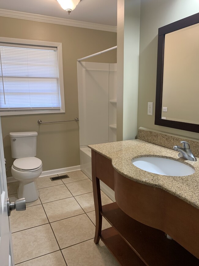 hall bath - 3605 Goff St