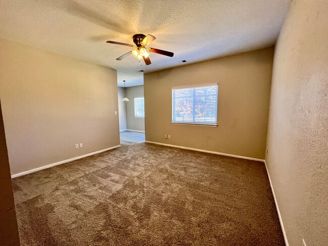 Building Photo - 3 bedroom, 2.5 bath 2 car garage Townhouse...