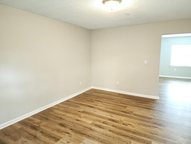 Foto del edificio - 295 Winding River Dr