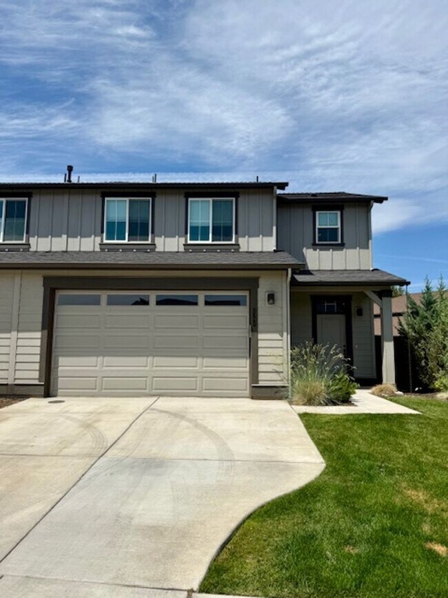 Building Photo - Beautiful 3-Bedroom Townhome in Purcell La...