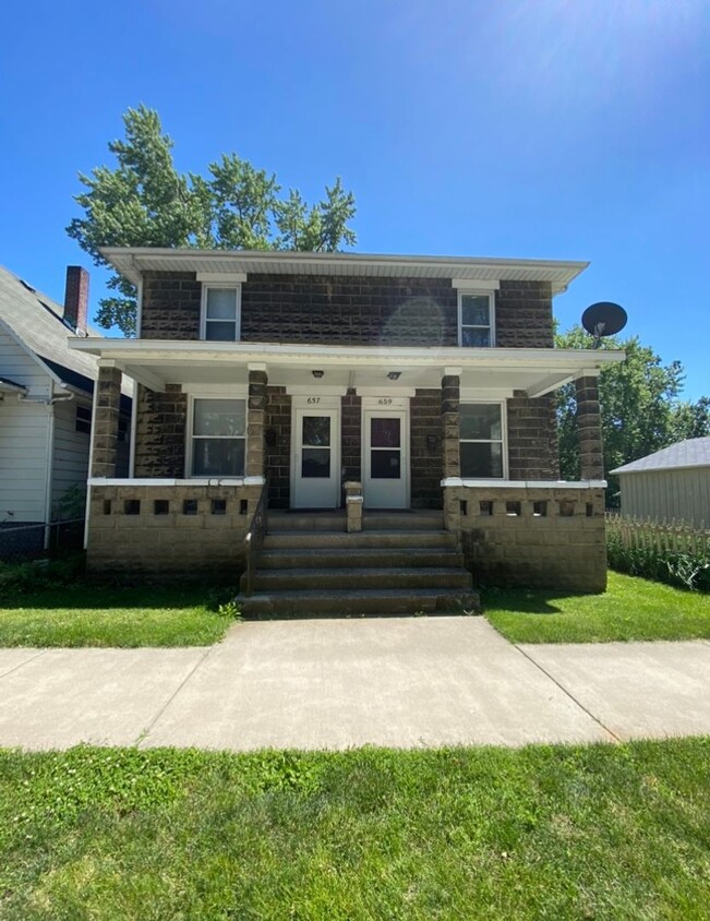 Primary Photo - 3 Bedroom Duplex with Fenced in Yard and D...