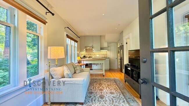 Foto del edificio - Modern and Stylish Elmwood Apartment
