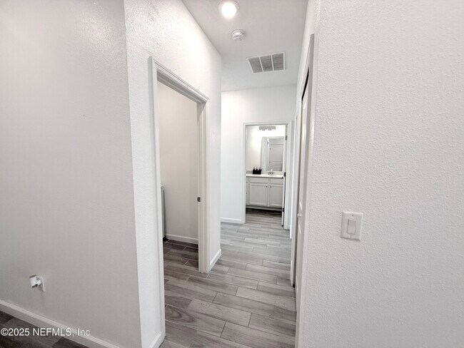 Foto del edificio - 7560 Chervil St